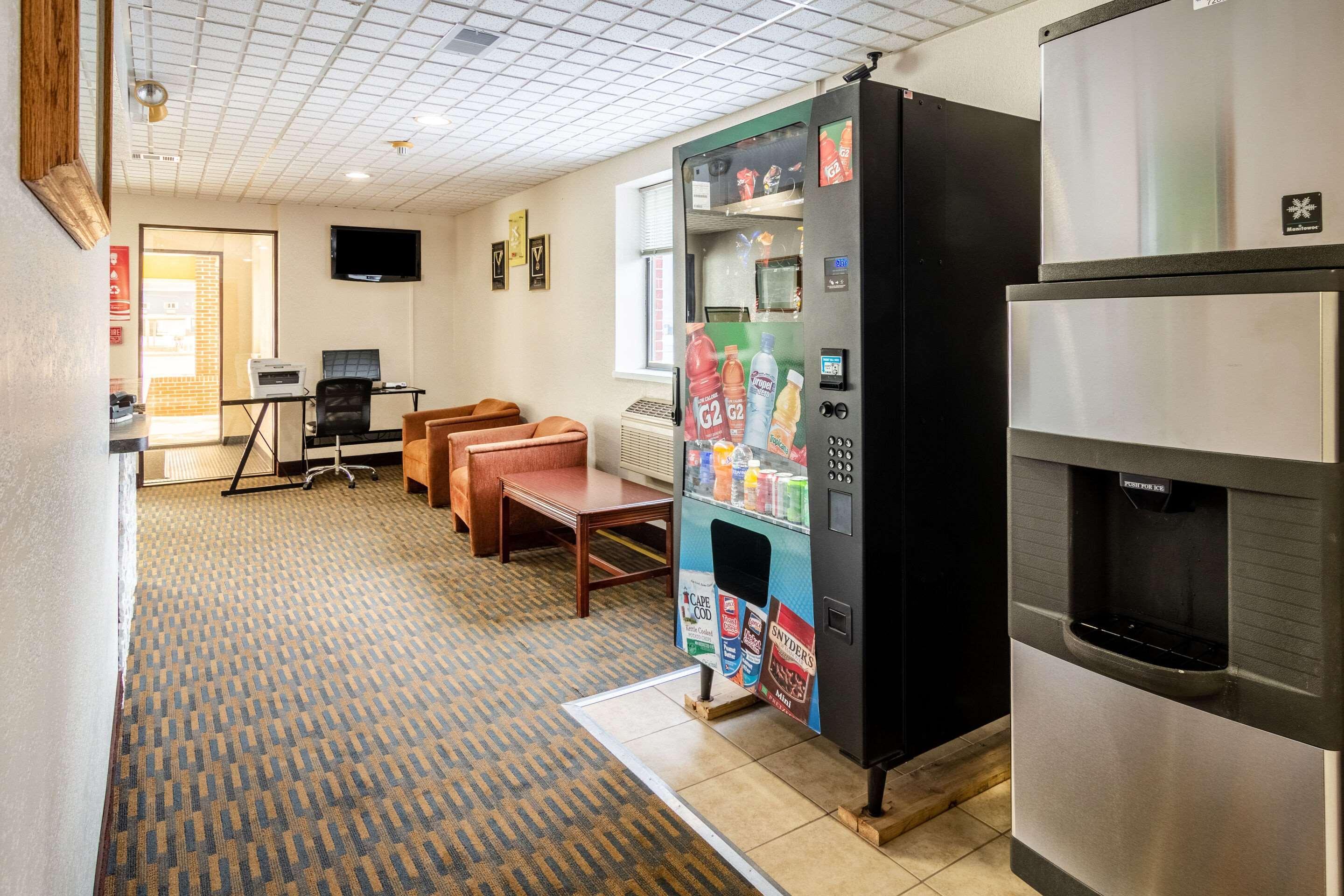 Econo Lodge Cadillac By Choice Esterno foto