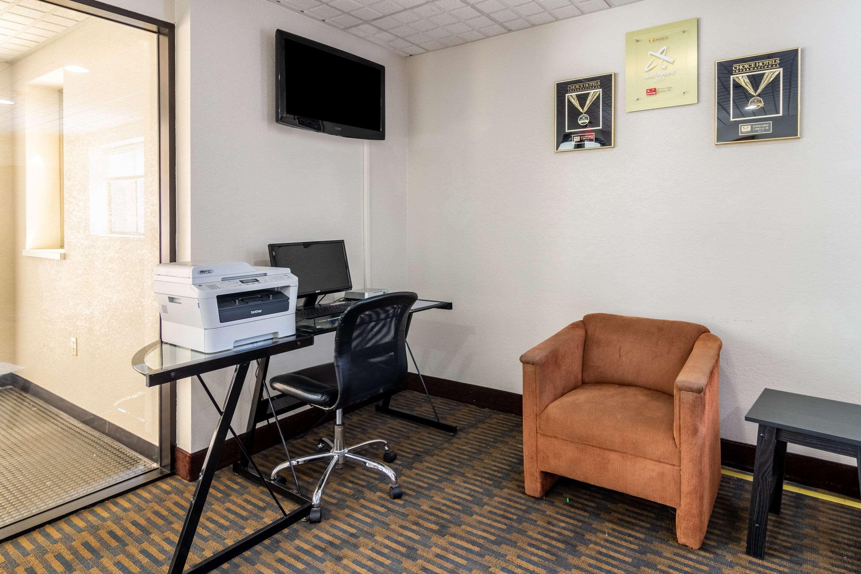 Econo Lodge Cadillac By Choice Esterno foto
