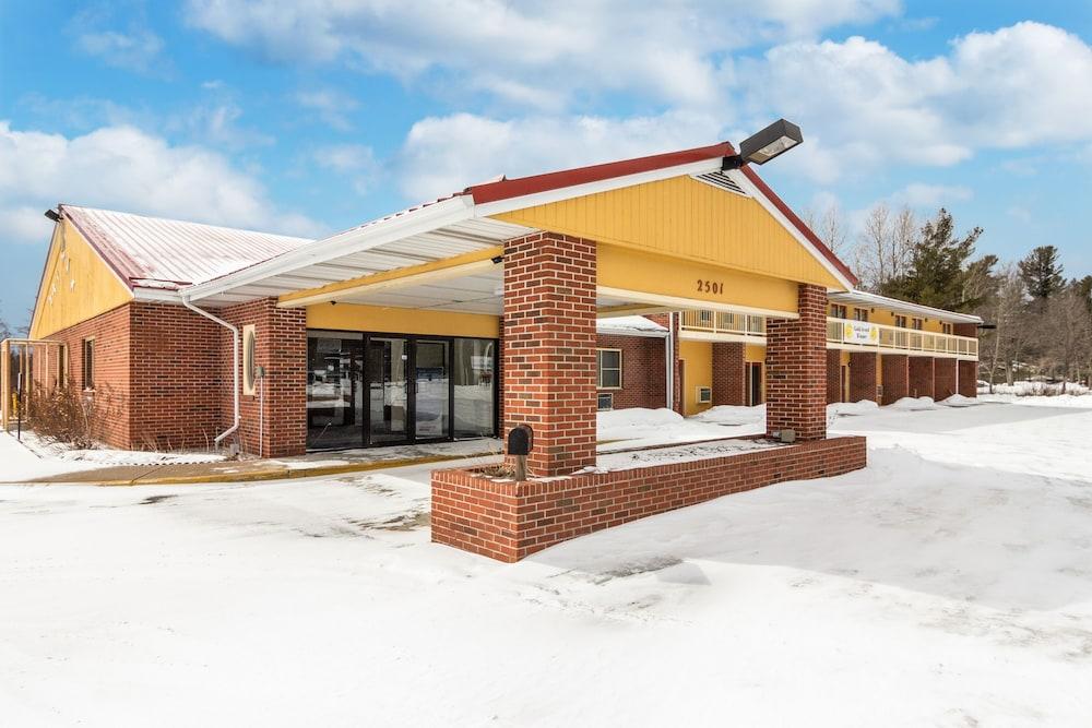 Econo Lodge Cadillac By Choice Esterno foto